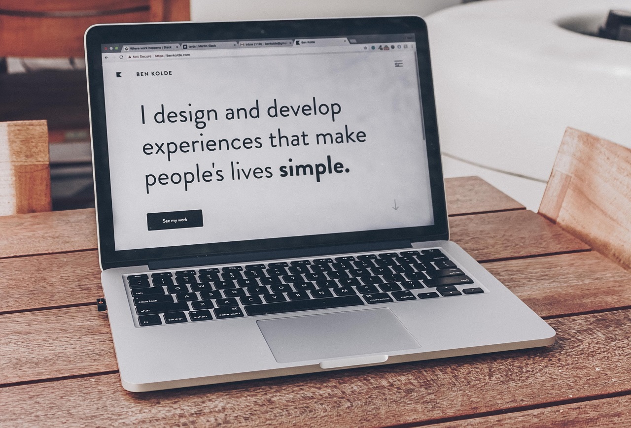 私は人々がシンプルに生きることができるようにデザイン開発するというメッセージが表示されたノートパソコンの画面